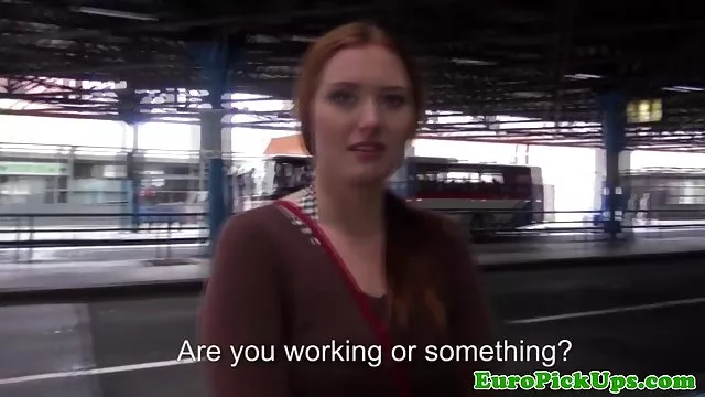 Chick ლამაზი booty მეტყველებს მისი hairy pussy