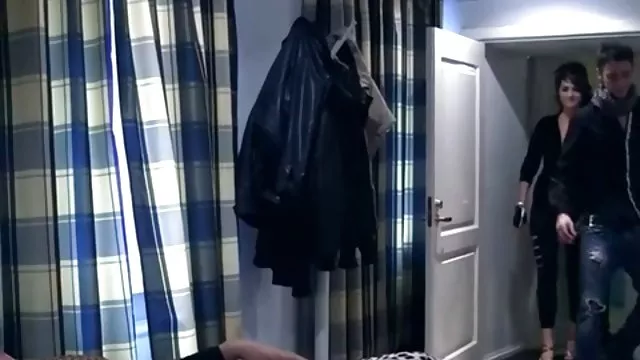 რუსულ წყვილთან ერთად გართობა სამზარეულოში