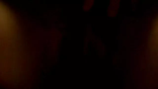 მომხიბლავი Playboy თოჯინა მონაწილეობს ფოტო გადაღებაში