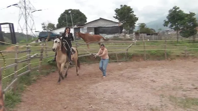 მედდა უბიძგებს ოფისში, ხოლო პაციენტები არ არიან