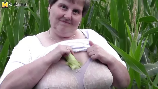 რუსული chick fucks თავად in ass მუშტი on couch