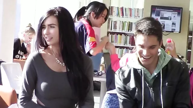 შეშფოთებული ბიზნეს ქალბატონი seduced ბიჭი, რომელიც ეძებს სამუშაოს