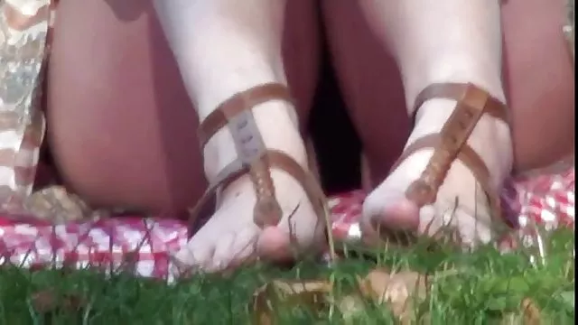 სუსტი babe in stockings pulls დიდი pussy ტუჩები