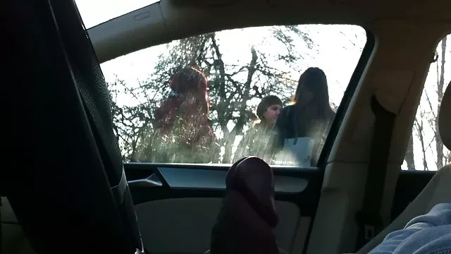 ბიჭი იღებს თავის განსაცვიფრებელ მეგობარ წყალს