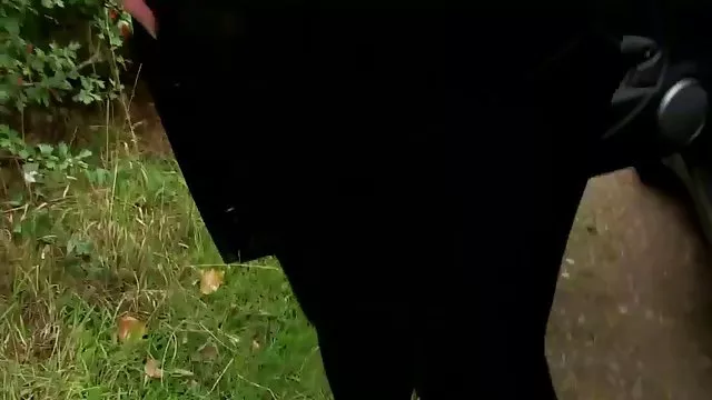 Desperate Zoe Voss licks girlfriend's pussy in აბაზანა