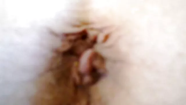 Bitch უყურებს და jerking off და მეგობარი smacking ადამიანი