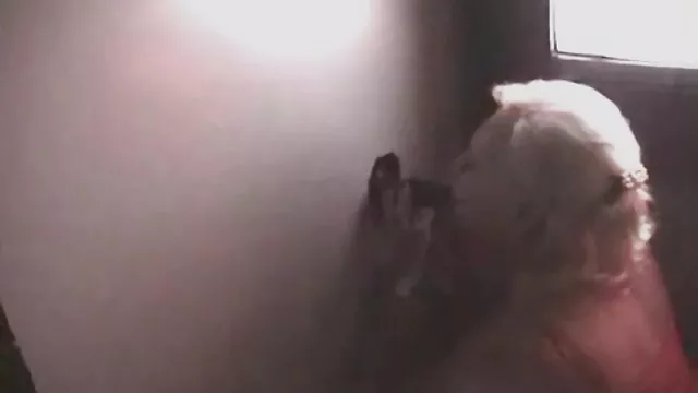 ჩეხური გოგონა დიდი ყვებით გვიჩვენებს საკუთარ თავს