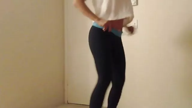 ალექსმა შეამცირა თავისი pantyhose და fingering მისი clit