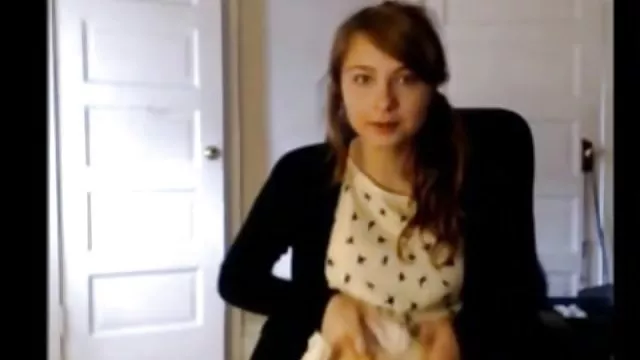 Cute babe უქმნის შიშველი წელს საშხაპე