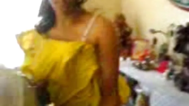 Busty ქერა აჩვენებს თუ როგორ უნდა suck მამალი
