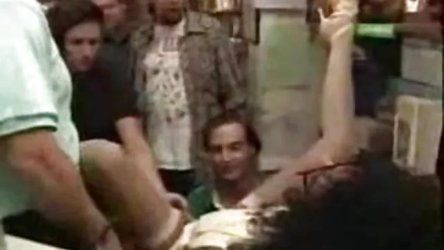 ვნებიანი იტალიელი შავი stockings fucks guy in ნიღაბი