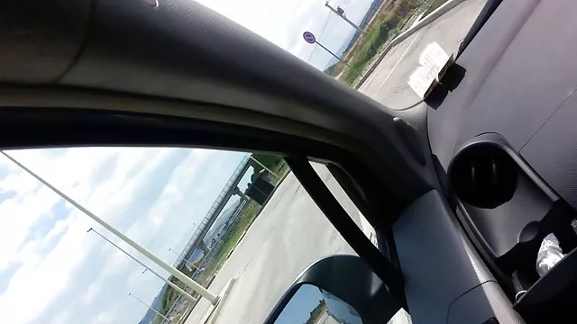 ბავშვი საწოლთან ერთად ბიჭია და იხსენებს ცხელ ღამეს