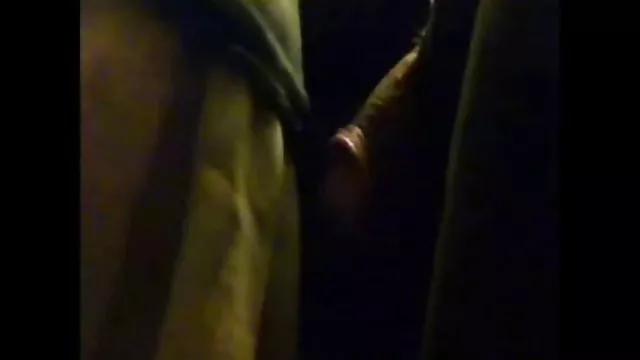 ნიჭიერი შავგვრემანი ოსტატურად სცემს პენისი მამაკაცს
