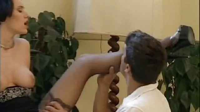 მინიატურული რუსეთის თოჯინა საშა არის smacking in ass
