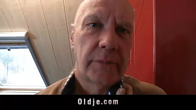 სილამაზის თითები caresses shaved pussy