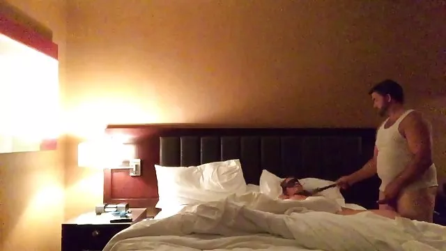 Sexy brunette sucks ბიჭი dick სანაპიროზე და fucks ყველა ხვრელებს