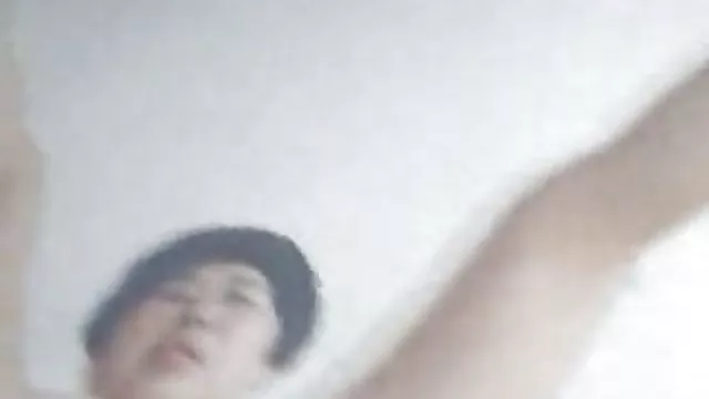 გიგანტური dildo შევიდა მისი საშოში!