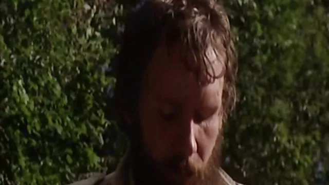 ბიჭი გააკეთა munny kuni და შემდეგ passionately fucked მისი couch