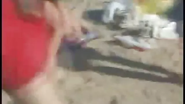 Sexy chick ფუნქციონირებს დიდი dildo მისი ass