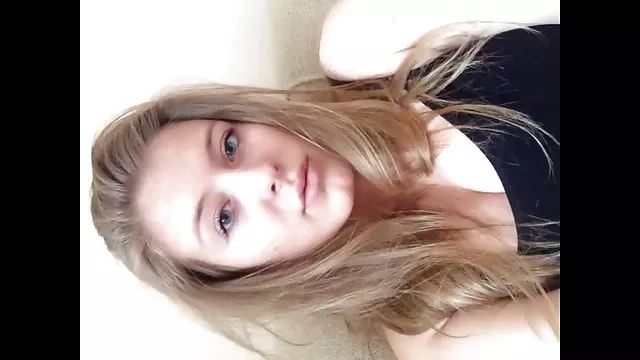 მარტოხელა მინიატურული ქერა ქუჩაში მეორე ბიჭს აცდუნებს