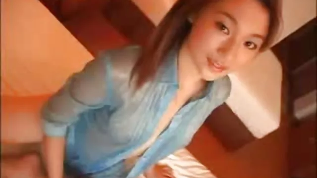 Horny bitch in ზოლიანი გამაშები shaves მისი pussy და passionately masturbates