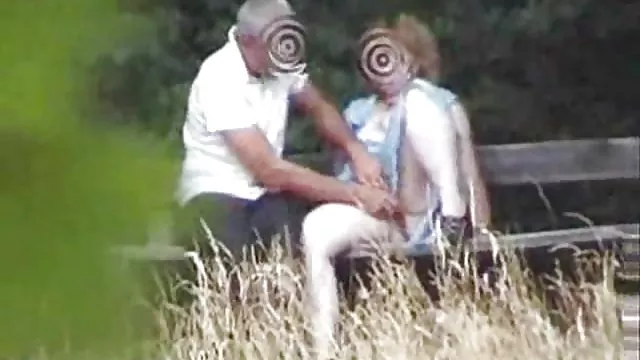 რუსი გოგონა ხელმძღვანელობს მშვენიერ ბიჭს