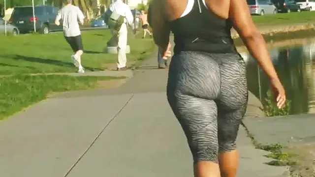 Pumped up მამრობითი fucked girlfriend ბოლოში დიდი აუზი
