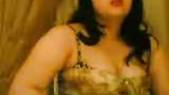 Bony bitch ოსტატურად sucking dick