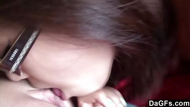 Seducing babe sucks შავი lover- ის penis