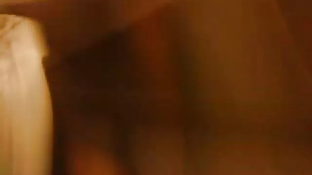 გოგონა იჯდა კანზე სახეზე და იცნო ბიჭს პირში