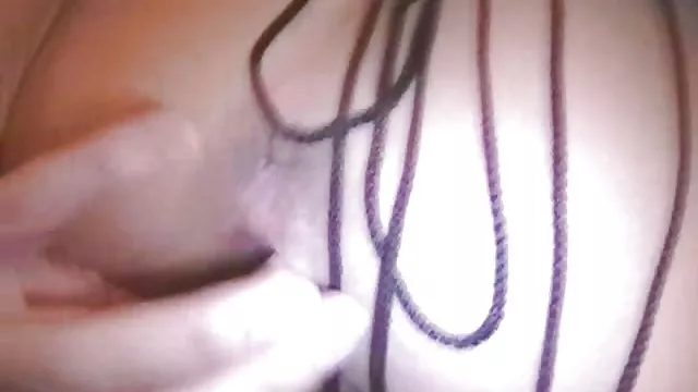 Ment fucked წვნიანი ლამაზი გოგონა stockings