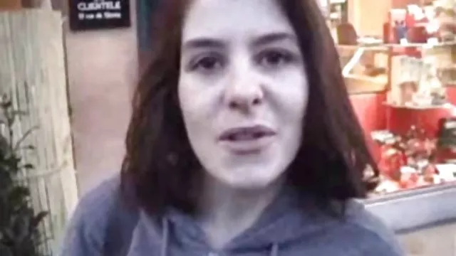 Cutie bared მისი უზარმაზარი tits