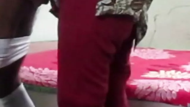 Gay ბიჭები shove სხვადასხვა ობიექტების მღვდლები და passionately fuck