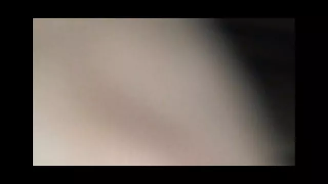 Gloria sucks penis მეშვეობით ხვრელი კედელზე