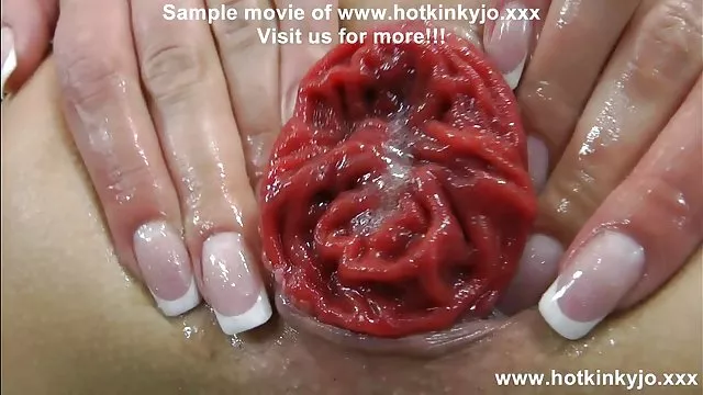 Lonely babe passionately masturbates საწოლში გვიან ღამით