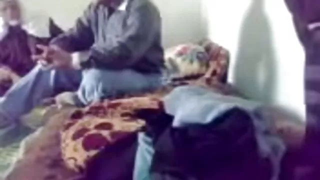 მსხვილფეხა რძეში მყოფმა ახალგაზრდა ბიჭმა, როდესაც ის დაწვეს,