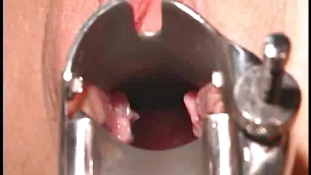 ცხელი კუდი in pantyhose fucks თავად თითების