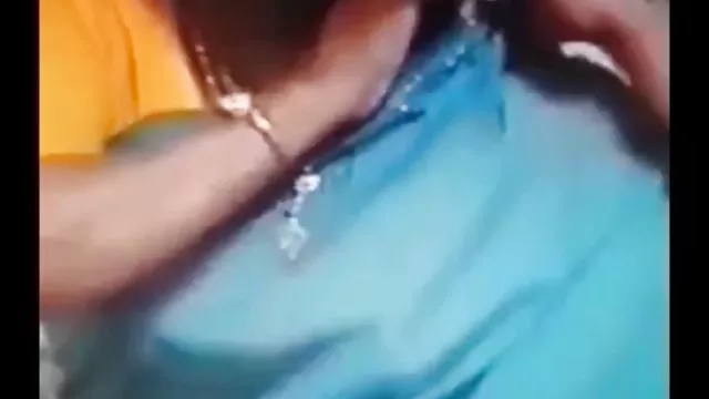 ლამაზი გოგონა ოსტატურად caresses მისი pussy