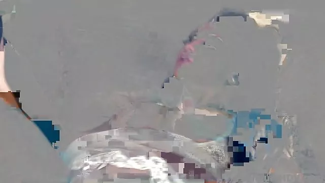Busty bitch იღებს fucked ერთდროულად ორი მამაკაცი