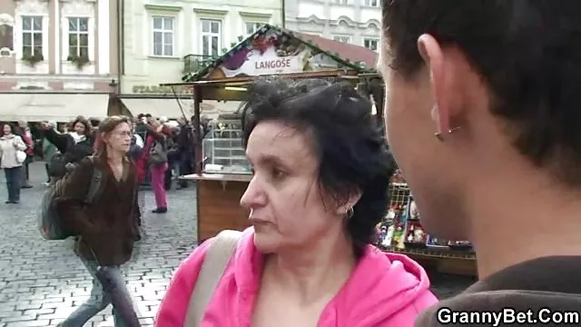 გოგონა პატარა tits იღებს ass fucked