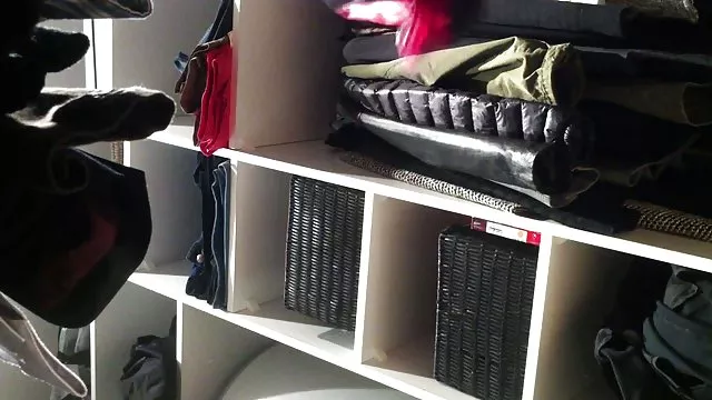 Busty chick არის დასასვენებლად სანაპიროზე მისი მეგობრის