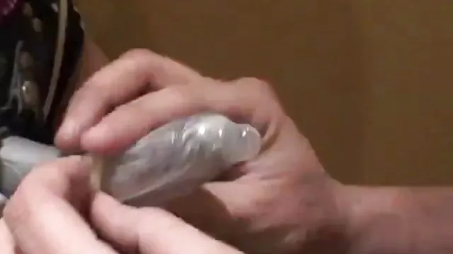 ბაბუა უყურებს მის შვილიშვილს masturbate