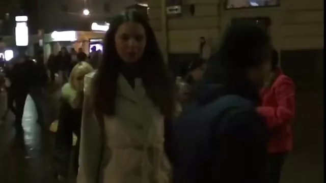 გოგონა თეატრალური კოსტუმის კაბინაში მჯდომია მისი მეგობრის სახეზე