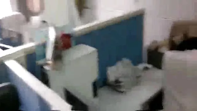 უდანაშაულო babe in წითელი მინი კაბა ხდის blowjob მისი წრე