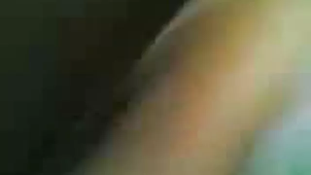 კაცი ლატექსის strapon ცოლი და იღებს suck მისი მძიმე cock