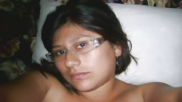 Slutty გოგონა იყო blindfolded და შემდეგ გაიმართა შიშველი ქვემოთ ქუჩაში და fucked