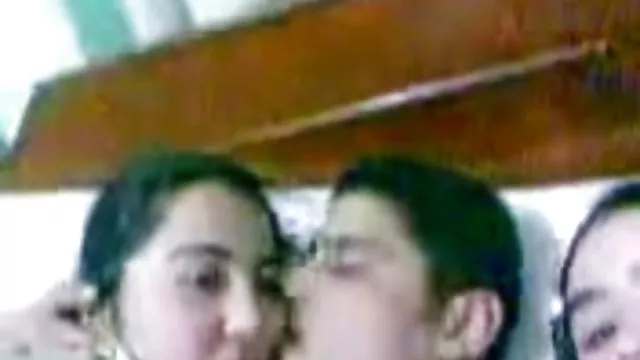 გაჭირვებული გოგონა რძით ამოვარდება და საჭმელს აძლევს