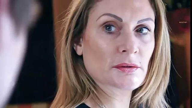 ლამაზი გოგონა undresses წინ სარკეში და შეისწავლის მისი tits