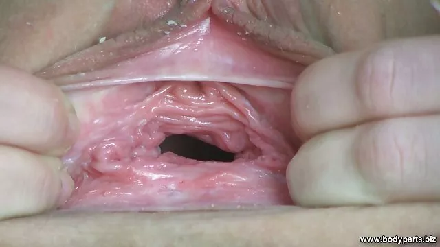 Sexy blonde წევრის jerks off და cums მისი Tummy