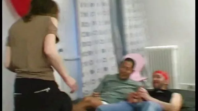 Sexy დედა გვიჩვენებს მისი ქალიშვილი როგორ უნდა გააკეთოს პირში
